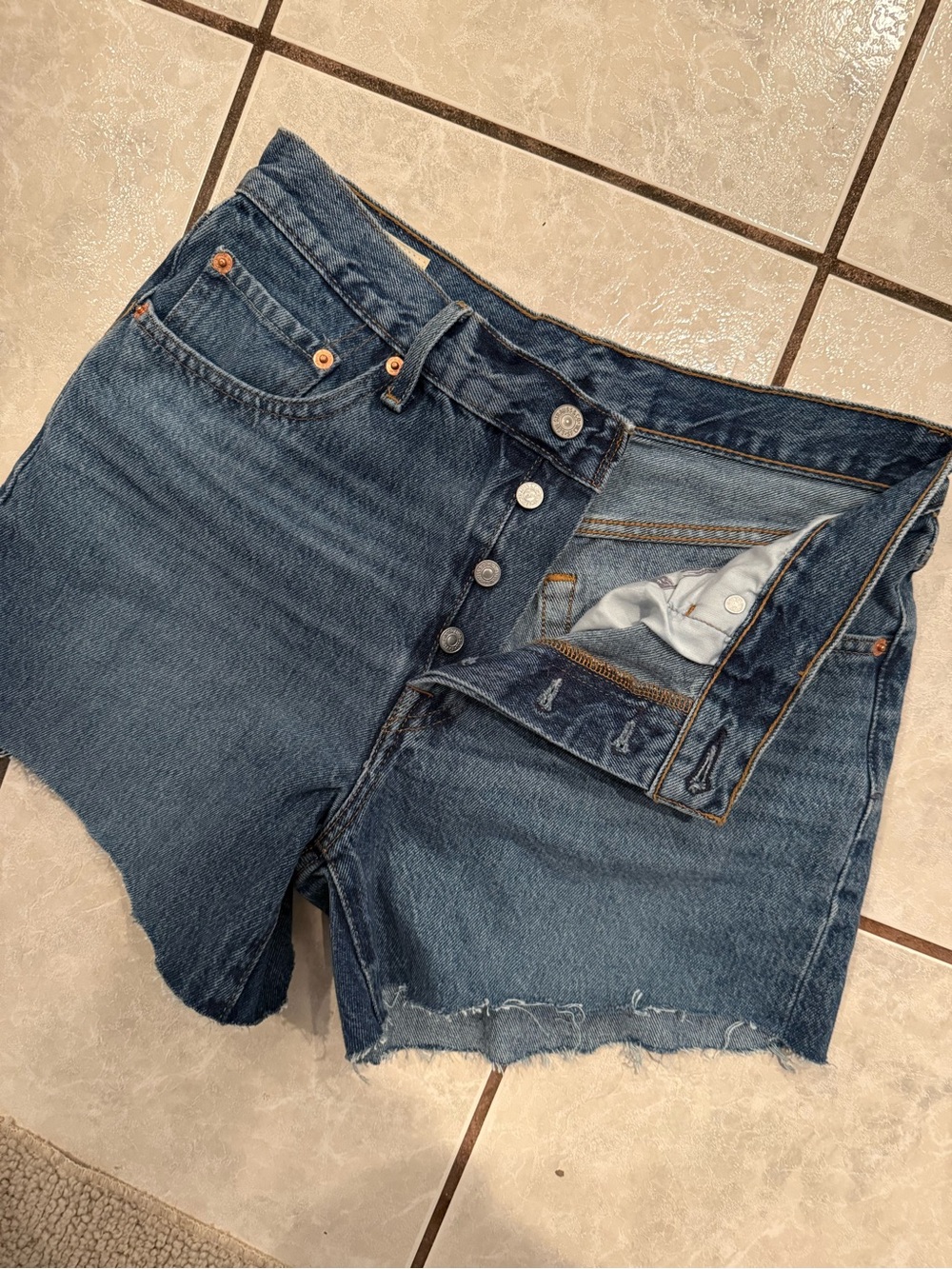levi button shorts